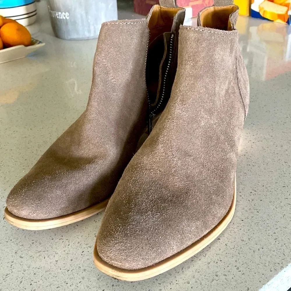 Dolce Vita Suede Booties Silver Zipper Pointed Taupe 9.5 Beige Neutral Earthy